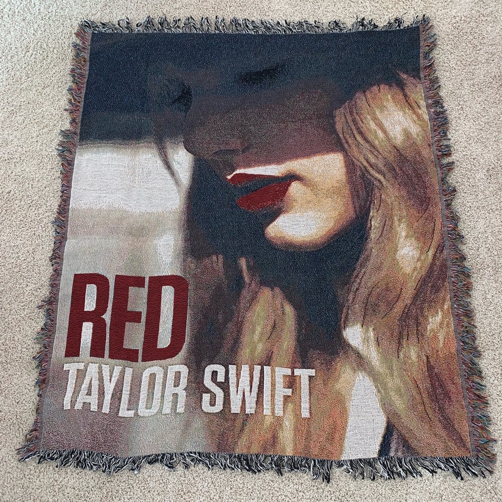T. Swift 2012 RED Woven Blanket Rare Collectible